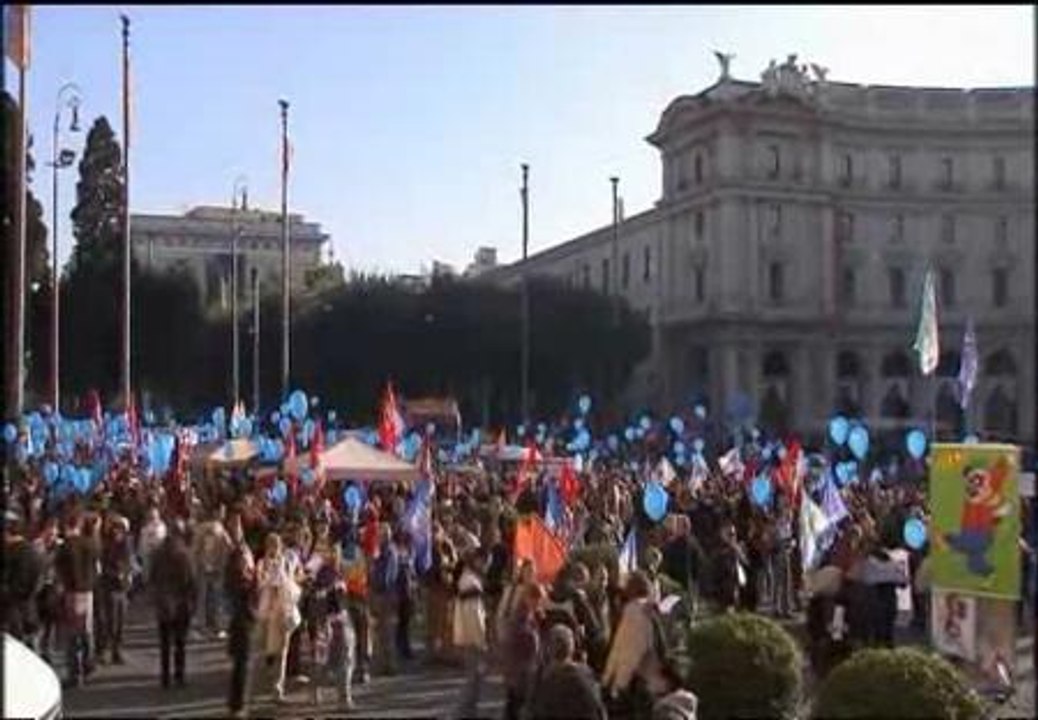 Cientos de personas protestan en Roma contra la privatización del suministro de agua