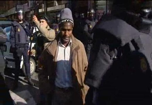 La presión ciudadana paraliza el desahucio de otra familia en Torrejón