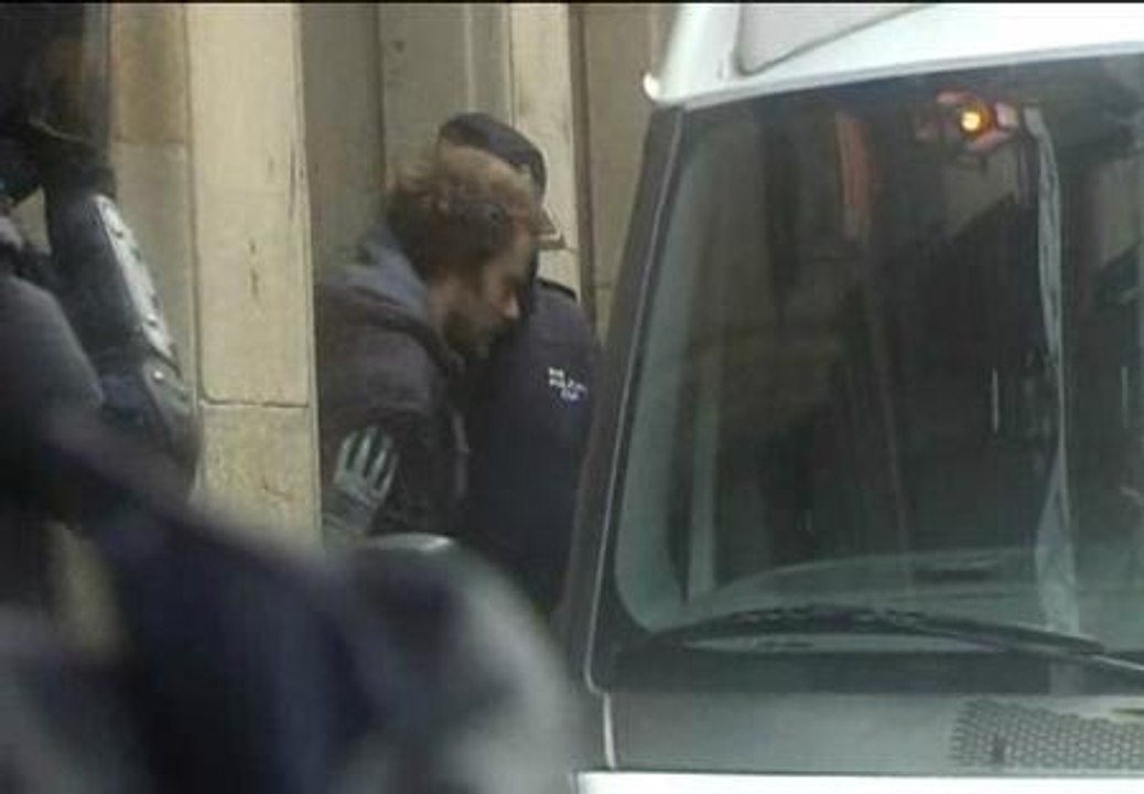 La policía desaloja un antiguo cine de Santiago de Compostela tomado por okupas