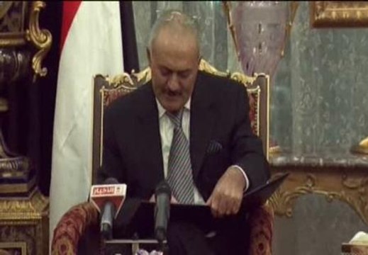 El presidente de Yemen, Ali Aldulá Saleh firma su salida tras tres décadas en el poder
