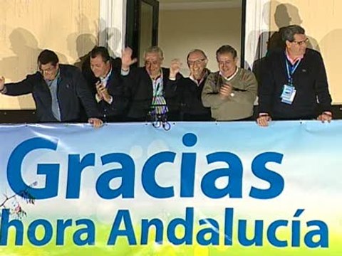 Arenas en el balcón de la sede del PP-A