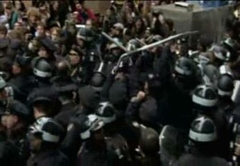 Cenentares de "indigandos"  intentan bloquear la sede de la Bolsa de Wall Street