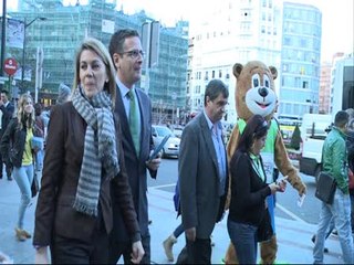 Persona disfrazada de oso acompaña a Cospedal