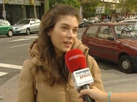 Peatones de Madrid cruzan en rojo por las prisas