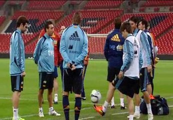 La selección española se entrena sobre el césped de Wembley