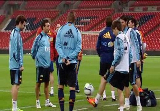 La selección española se entrena sobre el césped de Wembley