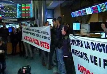 Un grupo de anticapitalistas irrumpen en la Bolsa de Barcelona