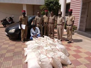 டூவீலர் சீட் அடியில் குவார்ட்டர் பாட்டில்கள்.. சிக்கிய கும்பல்!