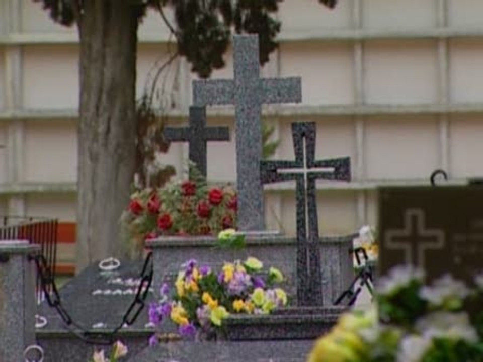 Profanan nichos en el cementerio de Badajoz
