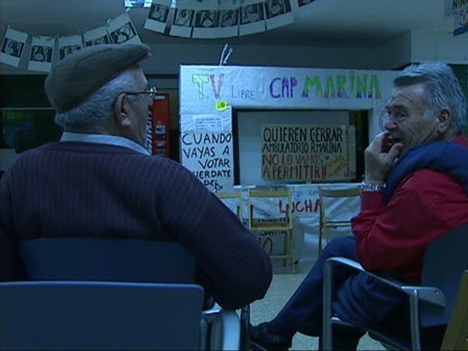 Decenas de vecinos encerrados contra los recortes