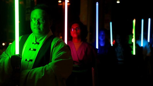 شاهد: محبو حرب النجوم يتمشون في مانيلا بسيوف مضاءة احتفالا بساعة الأرض