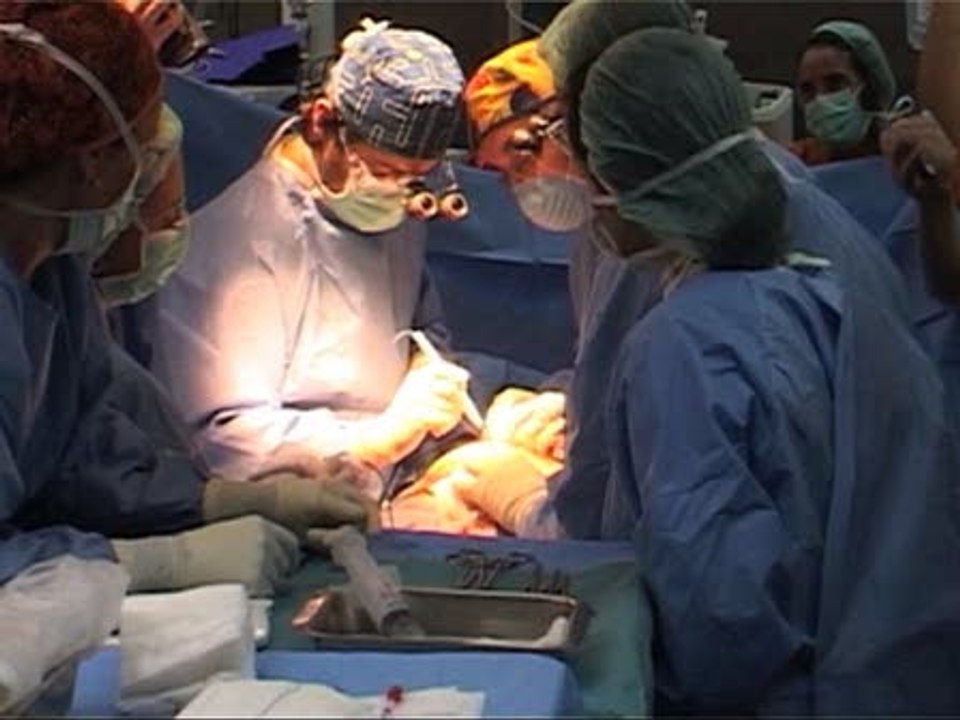 Imágenes de la operación de espina bífida en Barcelona