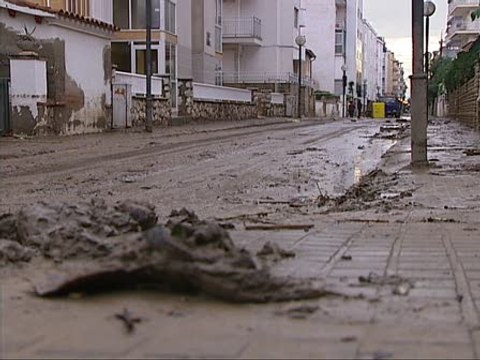 Calles cubiertas de lodo en Salou