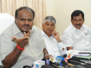 കര്‍ണാടകത്തില്‍ വ്യാപക റെയ്ഡ് | Oneindia Malayalam