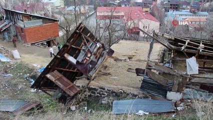 Hortum ahır ve samanlığın çatısını uçurdu