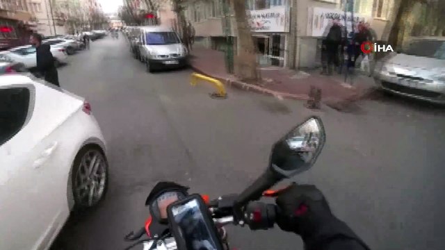 İstanbul’da küçük kız motosikletin altında kalmaktan kıl payı kurtuldu