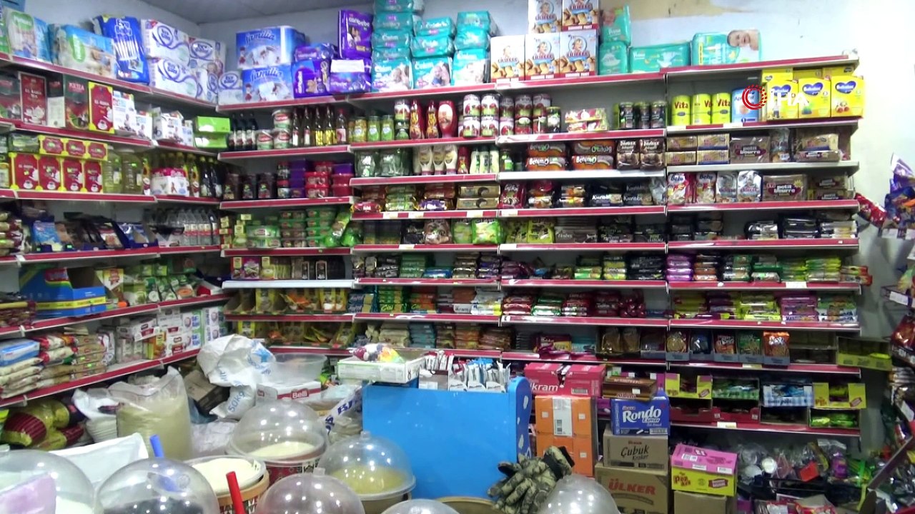 Kadın tırnakçılar uyanık market sahibini dolandıramadı