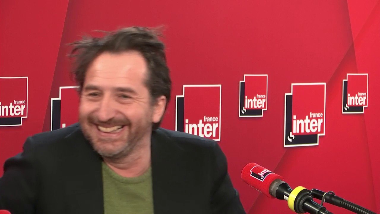 Edouard Baer raconte sa rencontre avec François-Xavier Bellamy dans le hall de la maison de la radio.
