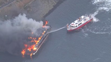 شاهد.. النيران تلتهم مطعما على متن قارب في اليابان