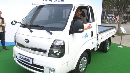 경유차 폐차 뒤 LPG트럭 사면 지원금...1호차 전달 / YTN