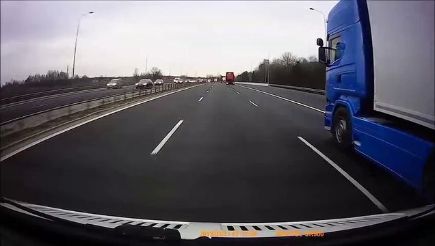 Effrayant : un camion fonce contre une camionette qui se trouve sur le bas-côté