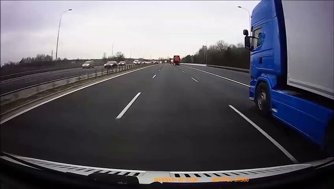 Effrayant : un camion fonce contre une camionette qui se trouve sur le bas-côté