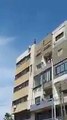 امرأة تحاول الانتحار من على سطح أحد أبنية طرطوس (فيديو)