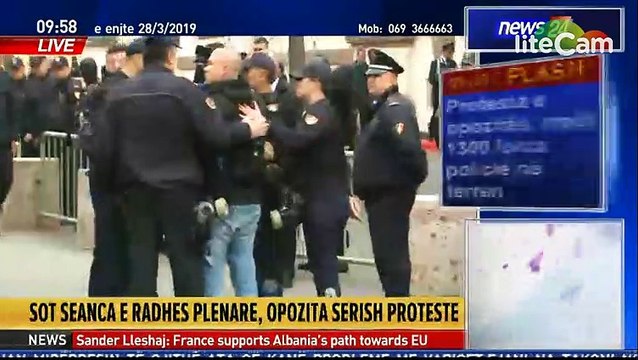 “Mos më prek me dorë. Çfarë je ti?” Policia pengon gazetarin të kryejë detyrën