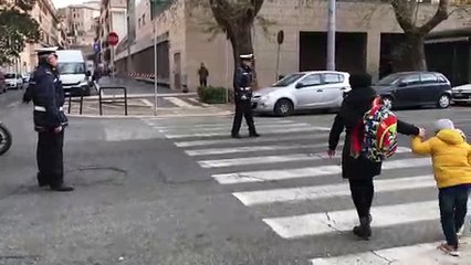 Schiaffi ai bambini, maestro della materna sospeso dal servizio e raggiunto da divieto di avvicinamento ai bambini