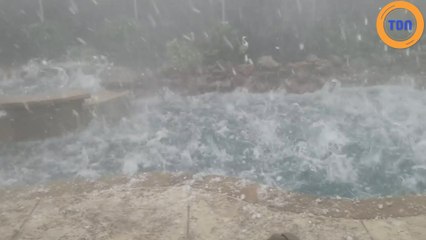 Cette énorme pluie de grêlons vient foutre en l'air une terrasse et saccager une piscine !