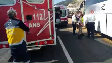 Gaziantep'te Yolcu Otobüsü Buğday Yüklü Tıra Çarptı: 20 Yaralı