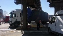 Marseille : un camion s'est encastré sous la passerelle Rabatau