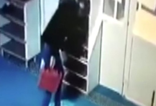 Namaz Kılar Gibi Yaptı Ayakkabıyı Çalıp Kaçtı