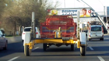 Arkasına bağladığı römorkla trafikte tehlike saçtı