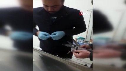 İnşaat demirine ayağı sıkışan güvercin kurtarıldı