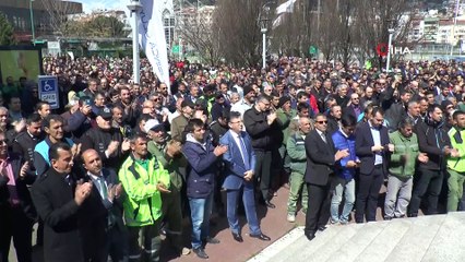 Kocaeli’de maaşları artan belediye işçileri “Para bizde” şarkısıyla göbek attı