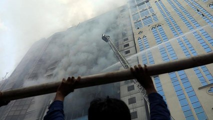 In fiamme edificio di 19 piani in Bangladesh