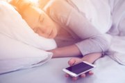 Dormir avec son téléphone portable : 3 choses à savoir
