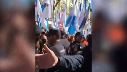 Alberto Garzón media con la Policía ante los trabajadores de Alcoa