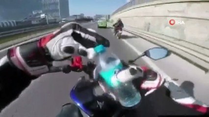 Trafikte arkadaşına pet şişe atan motosikletli maganda yakalandı