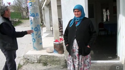 Seçim afişini sökmeye çalışanları engelleyen kadının iş yeri işaretlendi - BALIKESİR