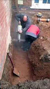 Il se prend la scie circulaire dans la figure et évite le pire... Chanceux