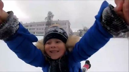 Ce gamin se souviendra de son vol plané dans la neige