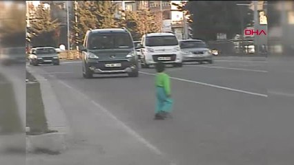 Malatya Yola Koşan Çocuğu Radar Kamerasından Gören Polis Kurtardı