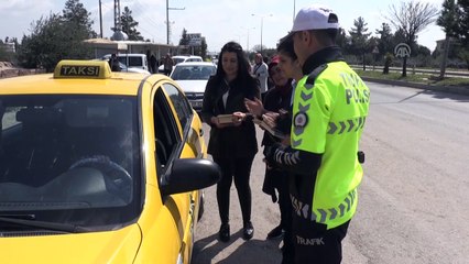 Kurallara uyan sürücülere kitap dağıttılar - KİLİS