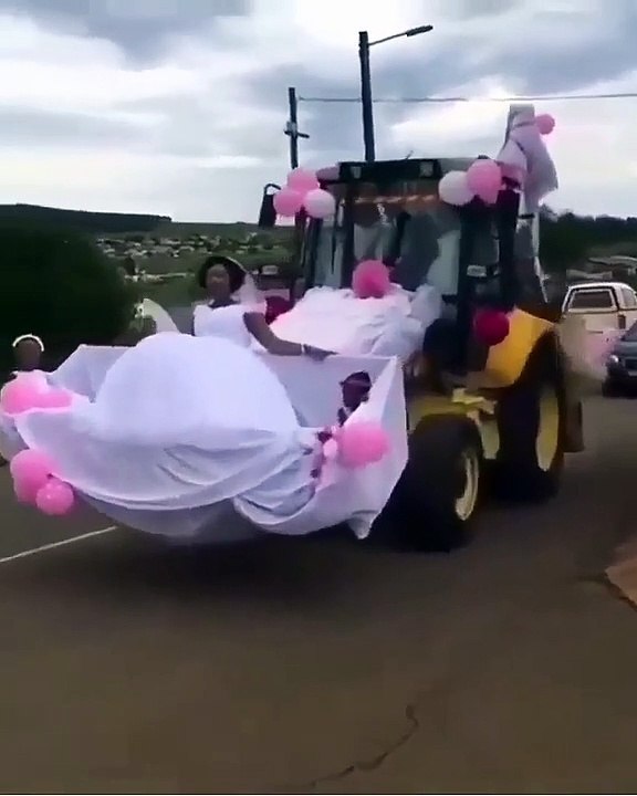 Cette femme est arrivée en tracteur à son mariage. A mourir de rire !