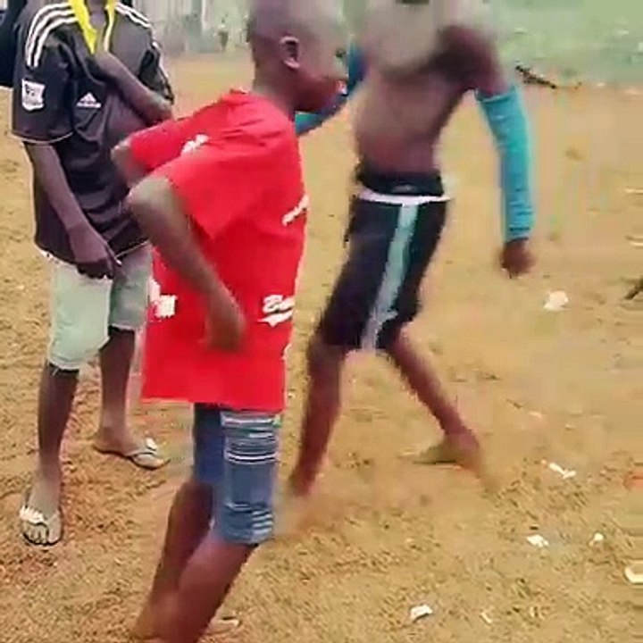 Deux enfants font des acrobaties extraordinaires. A absolument voir !