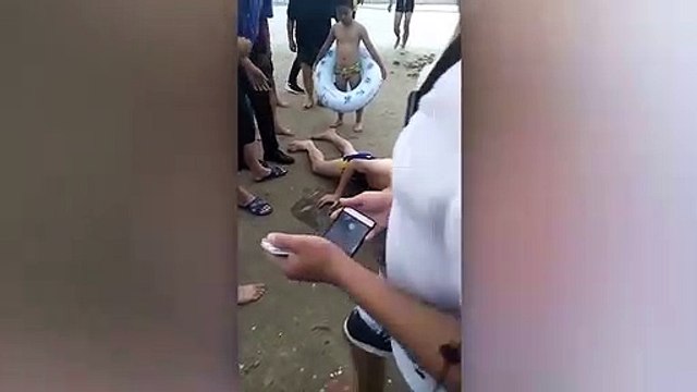 Ce touriste chinois vent de se faire piquer les parties intimes par une raie...