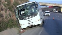 Kocaeli Üniversite Personelini Taşıyan Midibüs İstinat Duvarına Çarptı