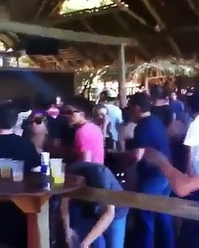 Bourré, il devient le DJ de la soirée dans un grand club